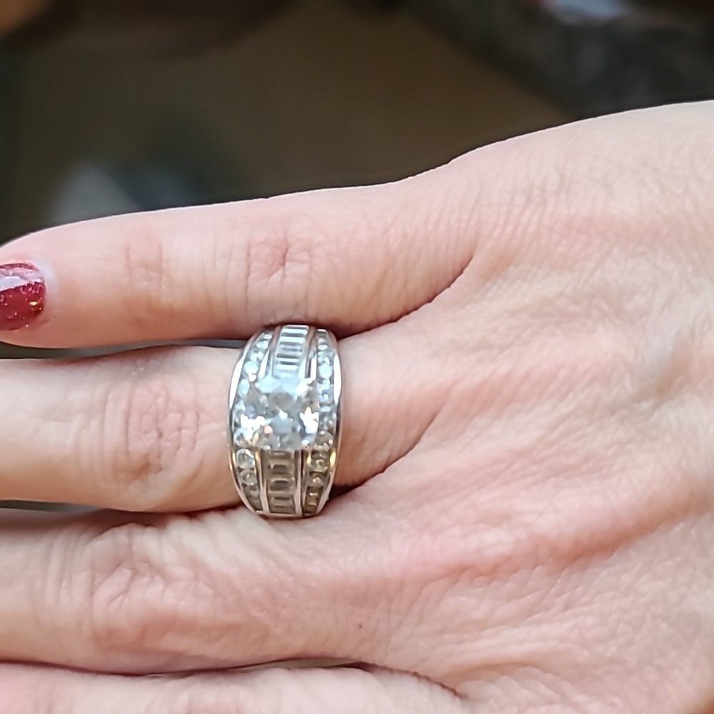 Elegant Silver and Clear Stone Ring